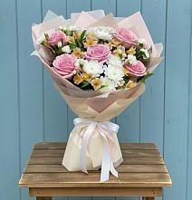 Букет цветов из:  Гвоздики, Орхидеи и Розы в Осташево