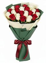 Букет Микс из красных и белых роз в Осташево