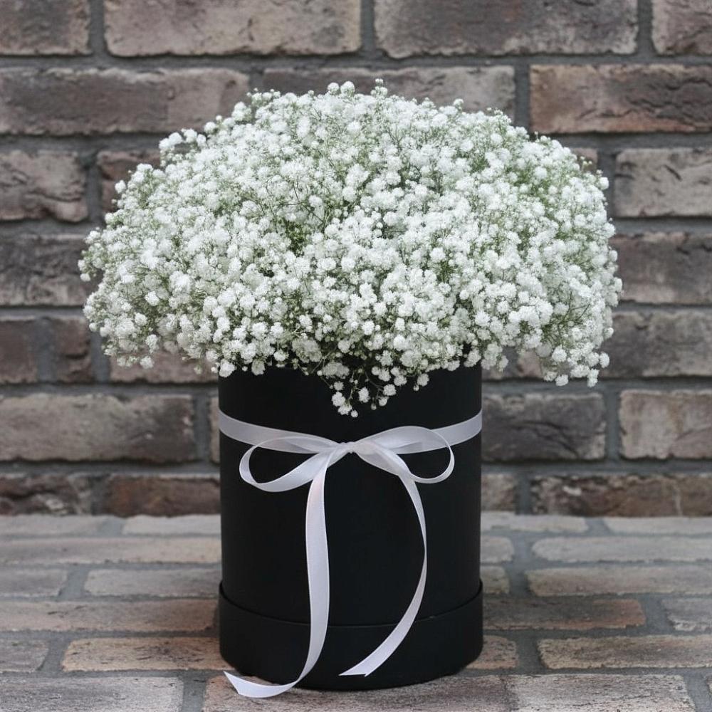 Цветочная композиция из Гипсофила в шляпной коробке в Осташево