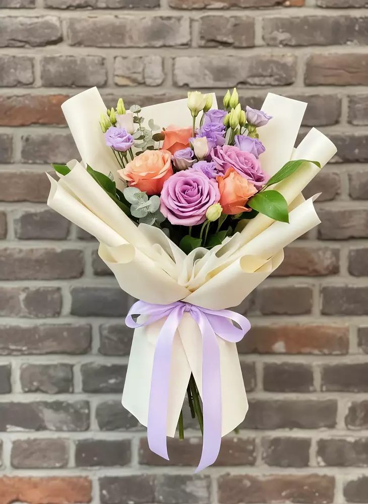 Букет цветов из: Лизиантусы и Розы в Осташево