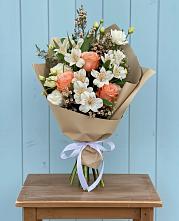 Букет цветов из:  Альстромерии, Лизиантусы, Розы и Хризантемы в Осташево