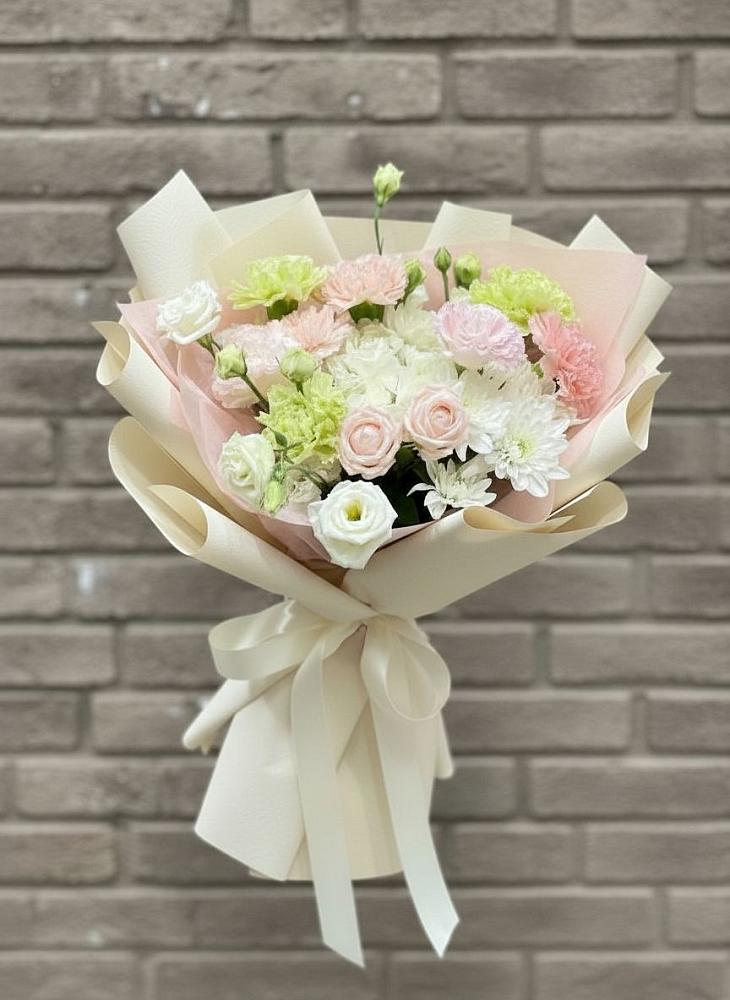Букет цветов из: Гвоздики, Розы, Лизиантусы и Хризантемы в Осташево