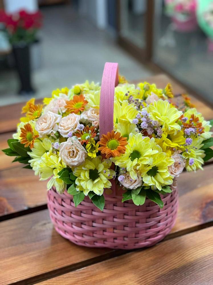 Цветочная композиция из Хризантемы и Розы в корзине в Осташево