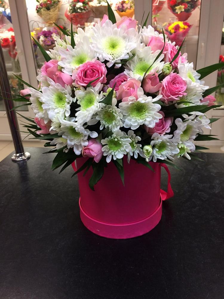 Цветочная композиция из Розы и Хризантемы в шляпной коробке в Осташево