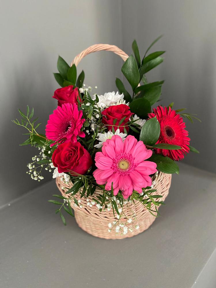 Цветочная композиция из Розы, Хризантемы и Герберы в корзине в Осташево