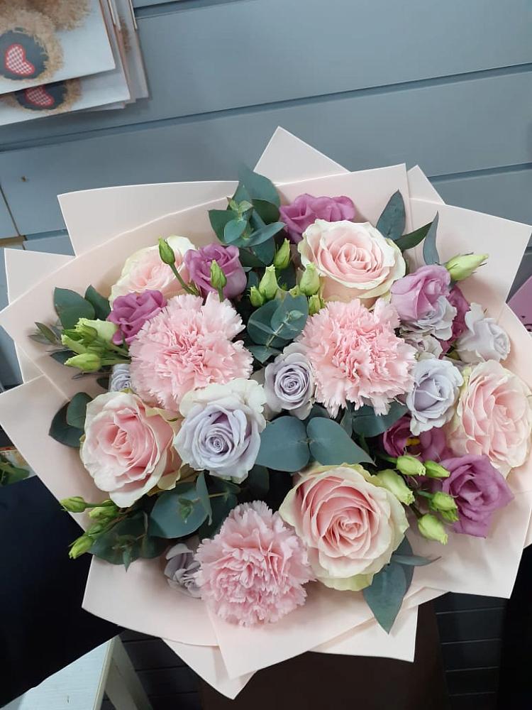 Букет цветов из: Розы, Гвоздики и Лизиантусы в Осташево