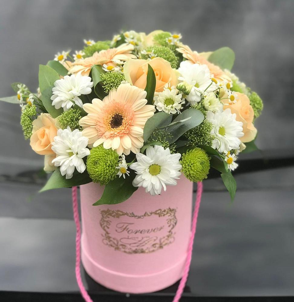 Цветочная композиция из Розы, Герберы и Хризантемы в шляпной коробке в Осташево