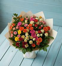 Букет Микс из разноцветных кустовых роз в Осташево