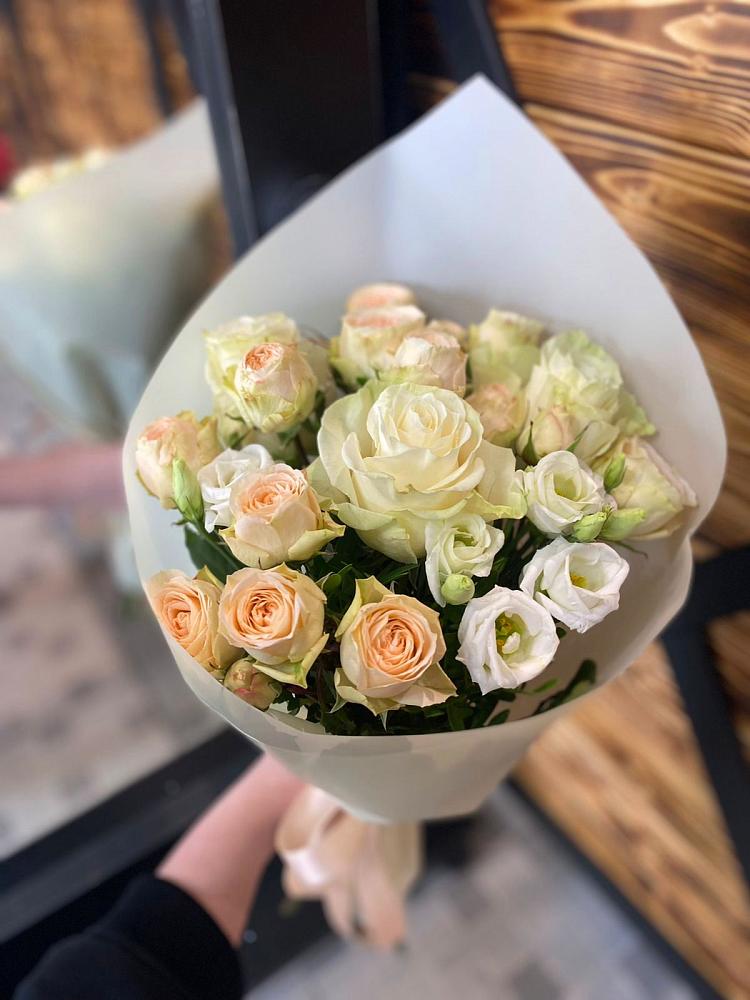 Букет цветов из: Розы и Лизиантусы в Осташево